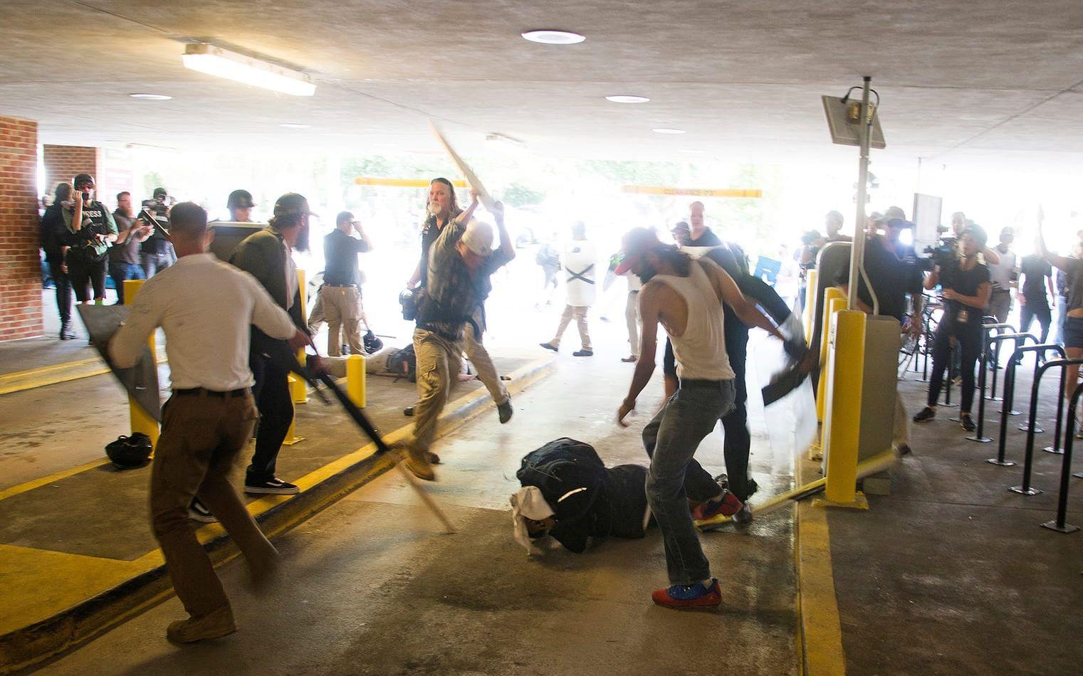 Högerextremister misshandlar en motdemonstrant brutalt under våldsamheterna i Charlottesville. FOTO: AP
