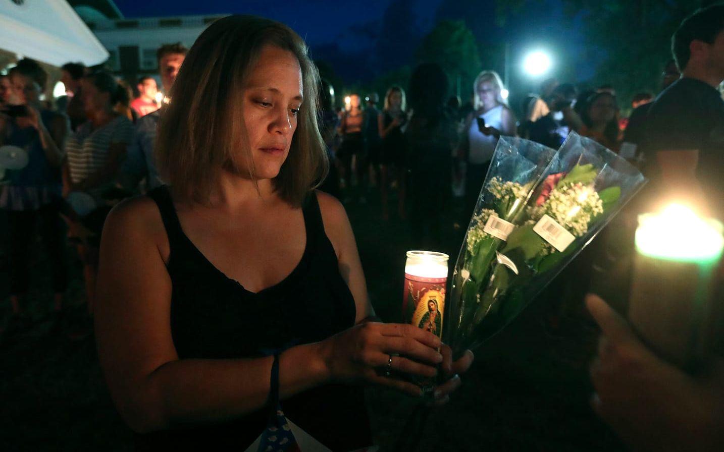 Under gårdagskvällen hölls flera ljusmanifestationer för dödsoffren i Charlottesville. FOTO: AP
