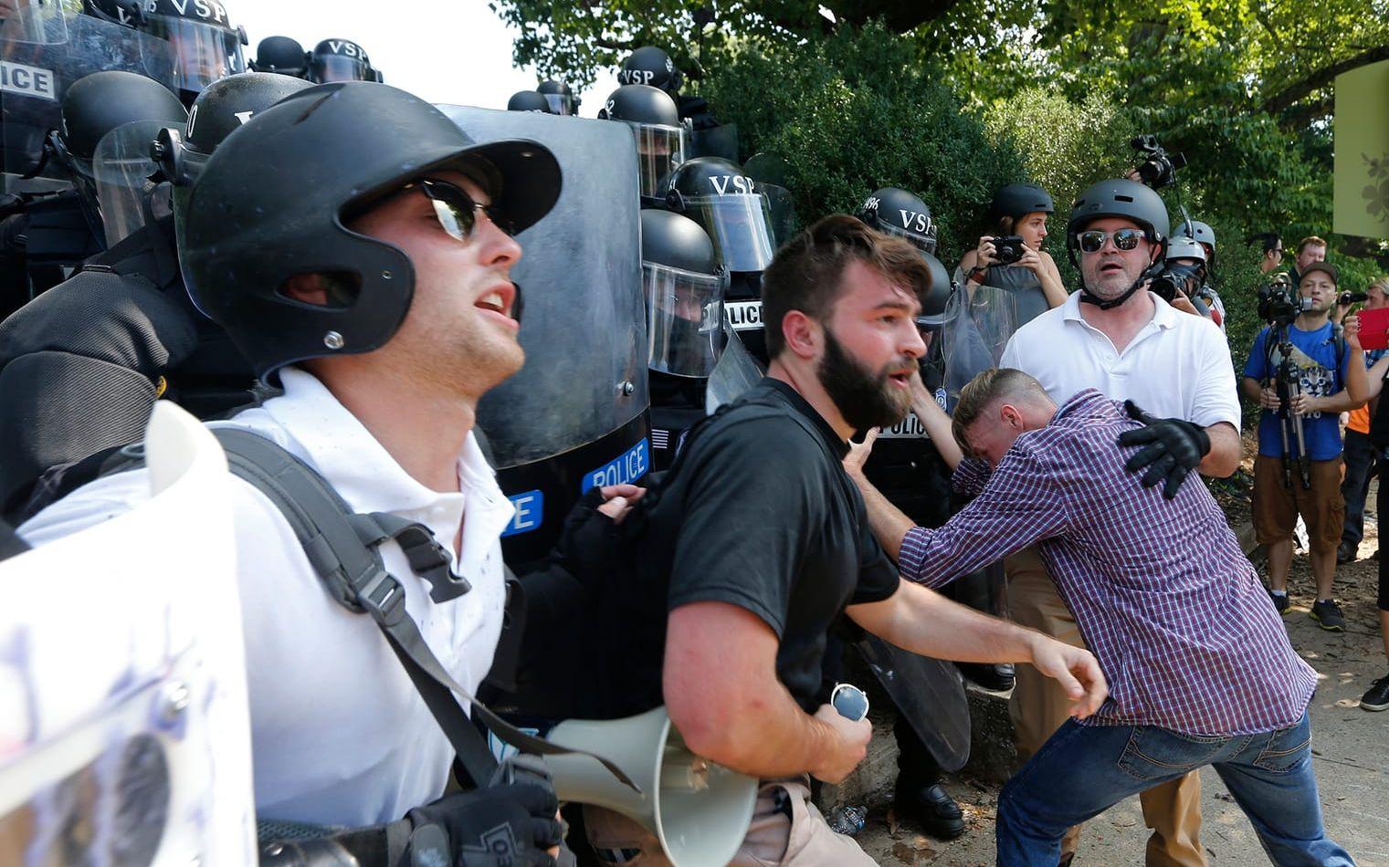 Högerxtrema demonstranter skingras av kravallpolis efter våldsamheterna i Charlottesville. FOTO: AP
