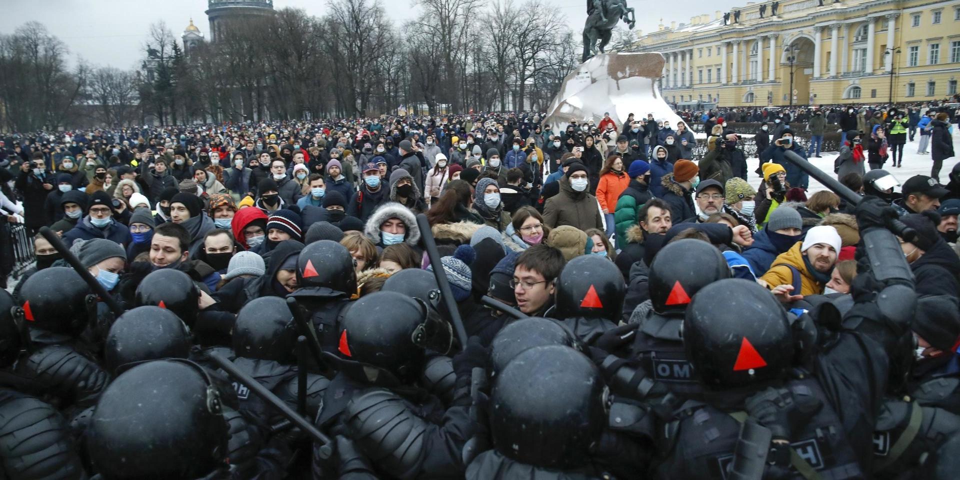 Demonstranter drabbar samman med polis under protester i S:t Petersburg på lördagen.
