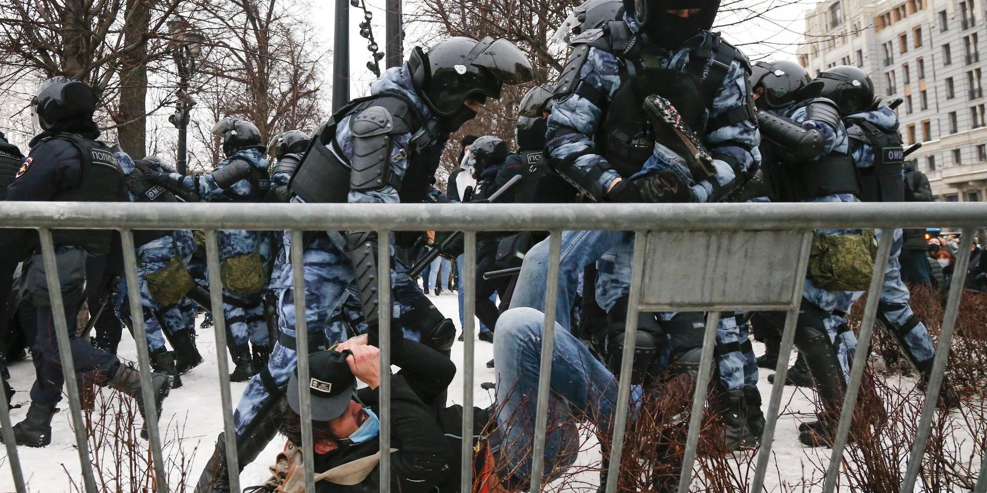 Polisens särskilda Omon-styrka griper människor i Moskva. De verkar i regel med täckta ansikten och i kravallutrustning.