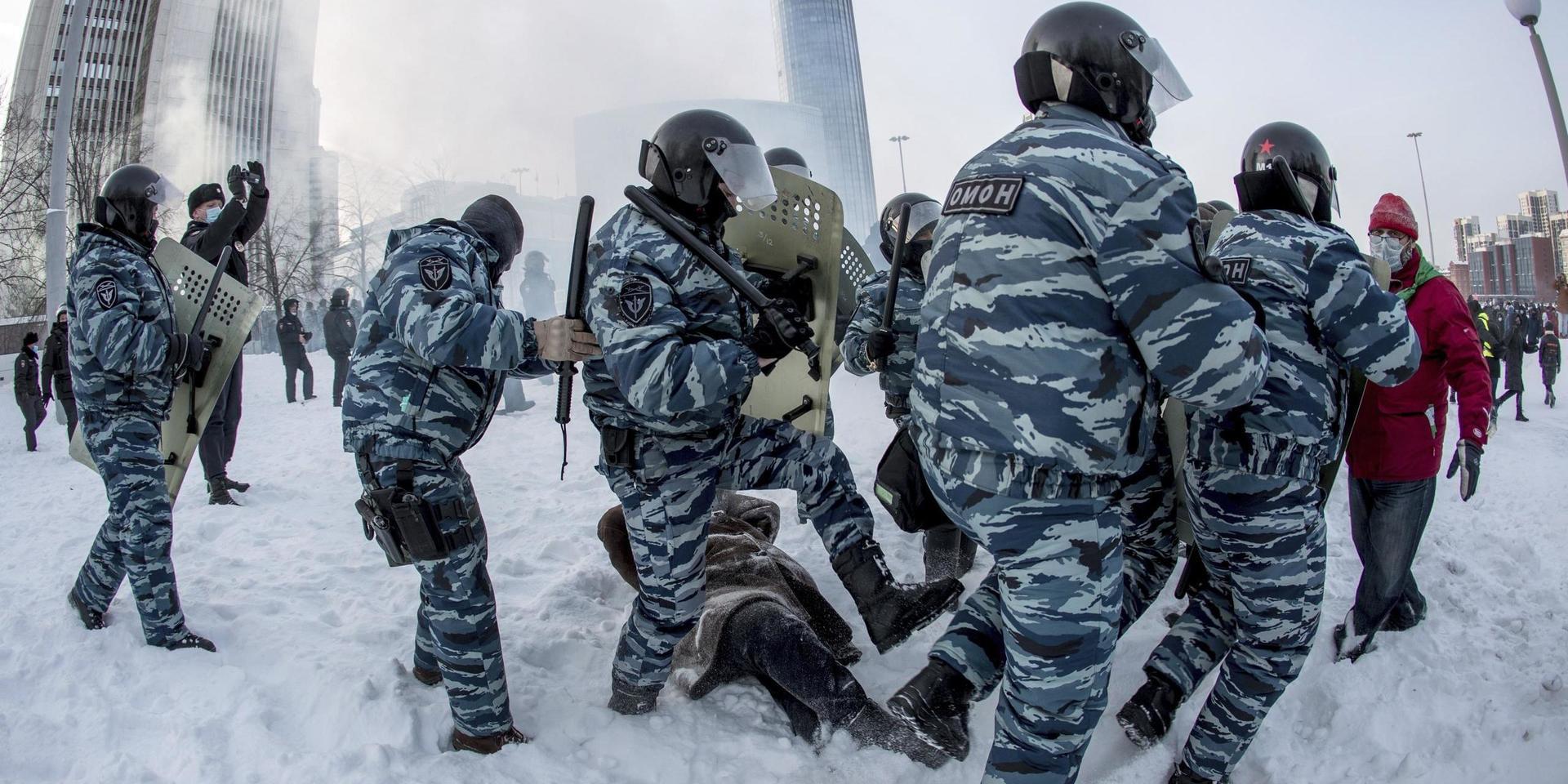 Jekateringburg, Rysslands fjärde största stad: Omon-poliser griper människor på ett snötäckt torg.