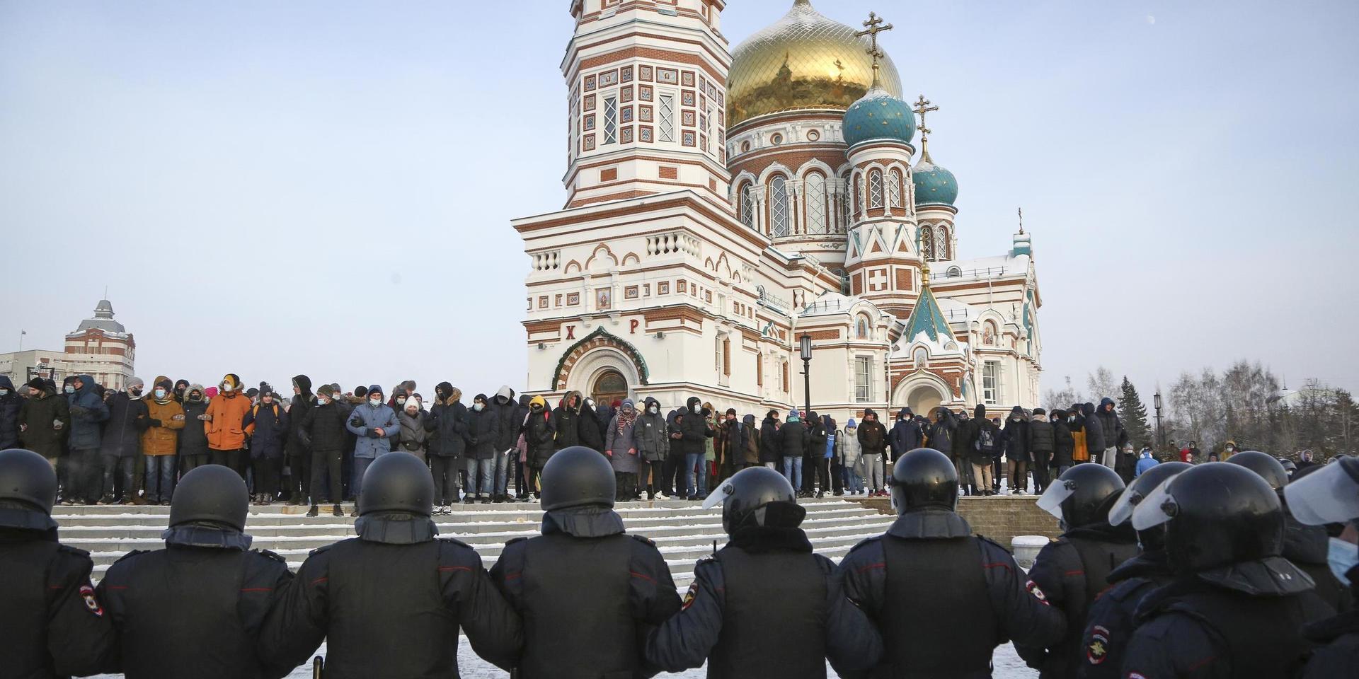 Poliskedja framför demonstranter i Omsk, Sibirien.