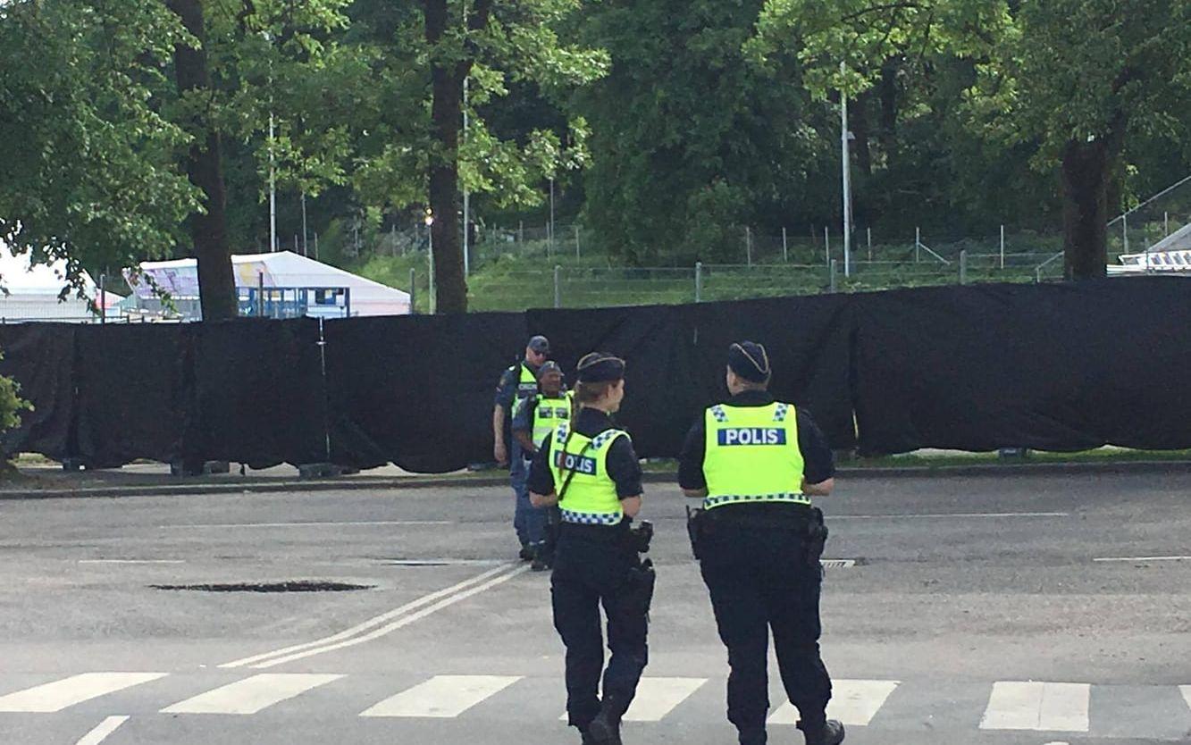 Betydligt fler poliser på plats under lördagen, möjligtvis på grund av gårdagens stöld i pressrummet. Foto: Tobias Holmgren