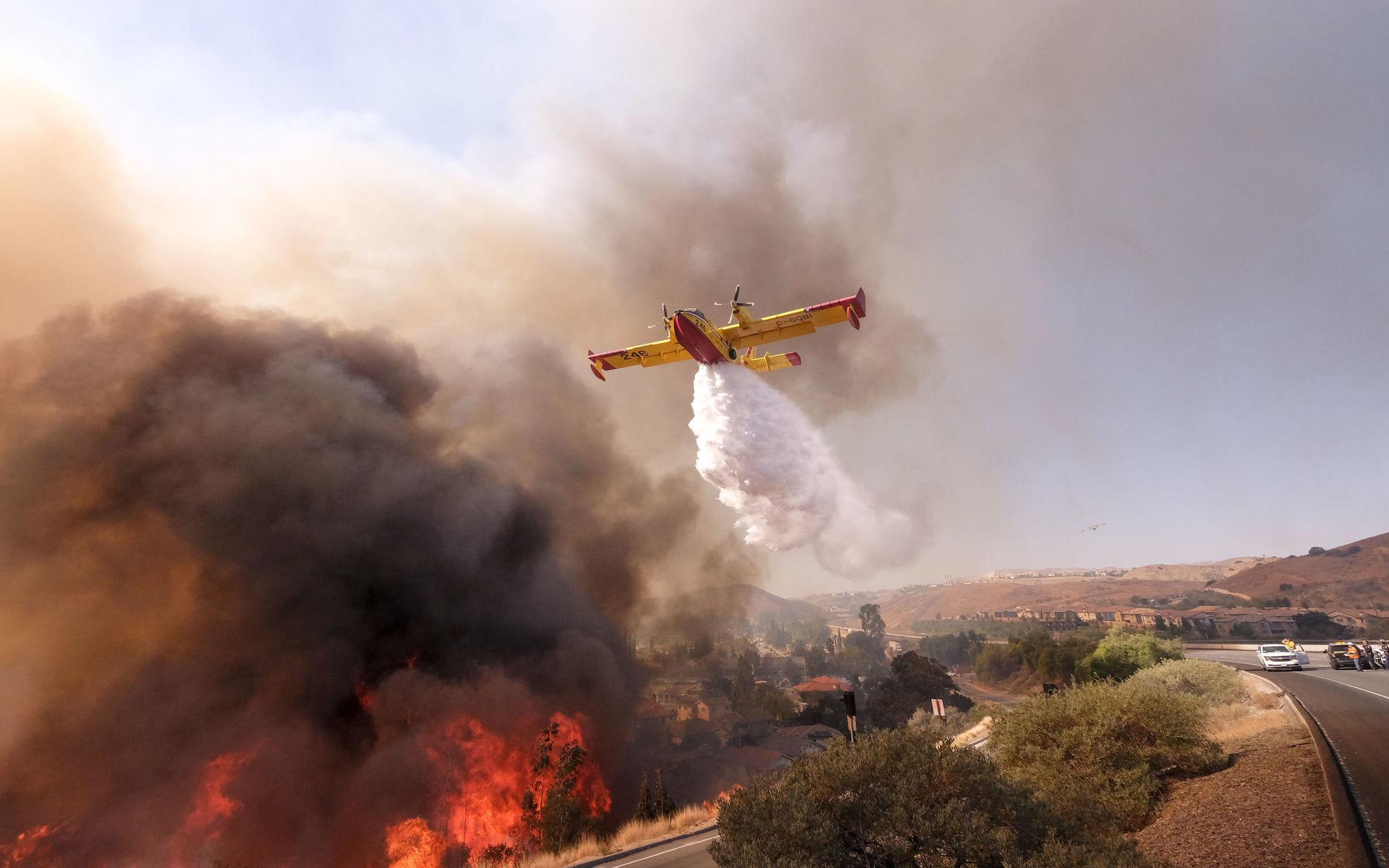 Tusentals brandmän kämpar med elden som rasar i norra Kalifornien.