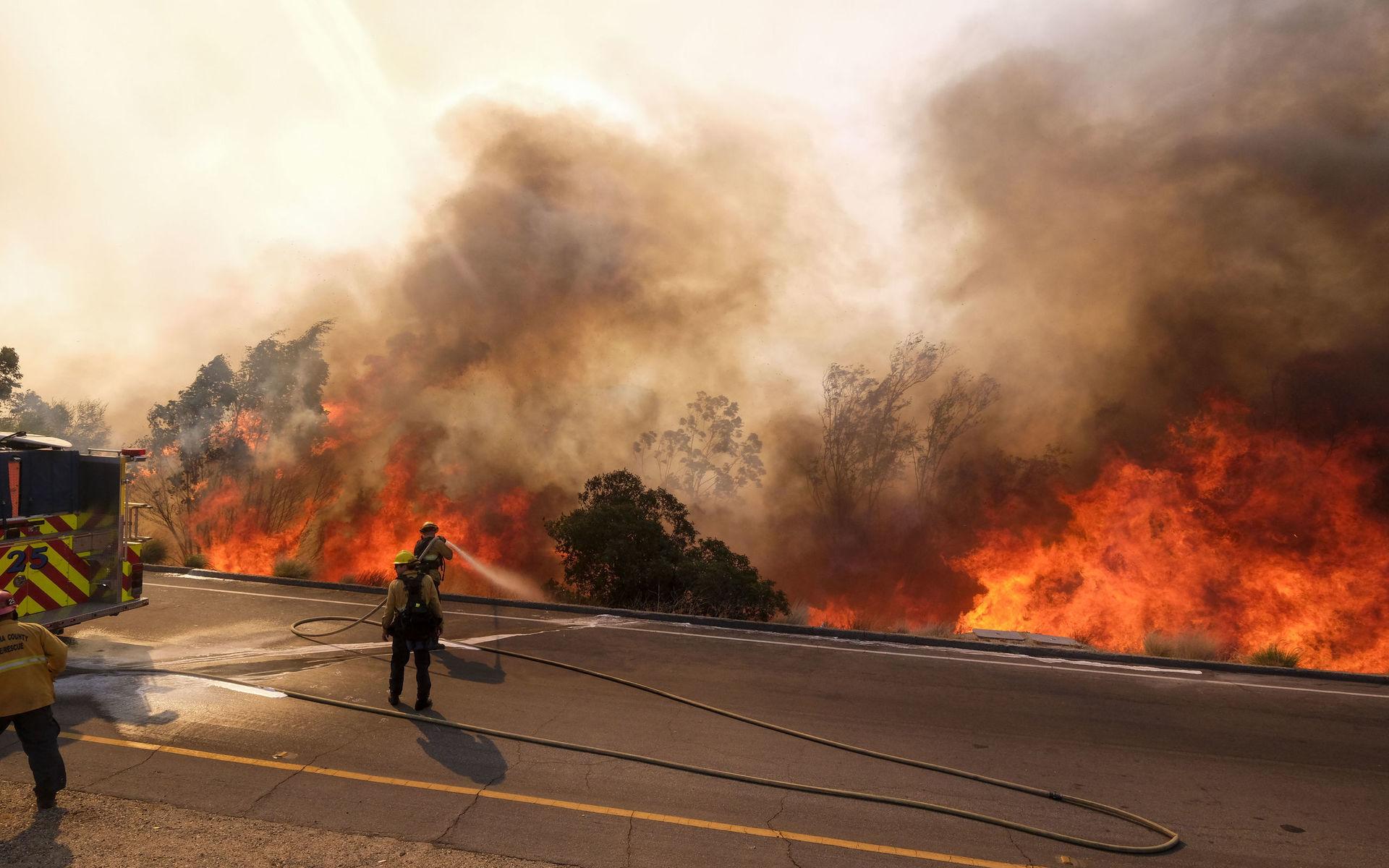 En brandman försöker släcka branden vid Simi Valley.