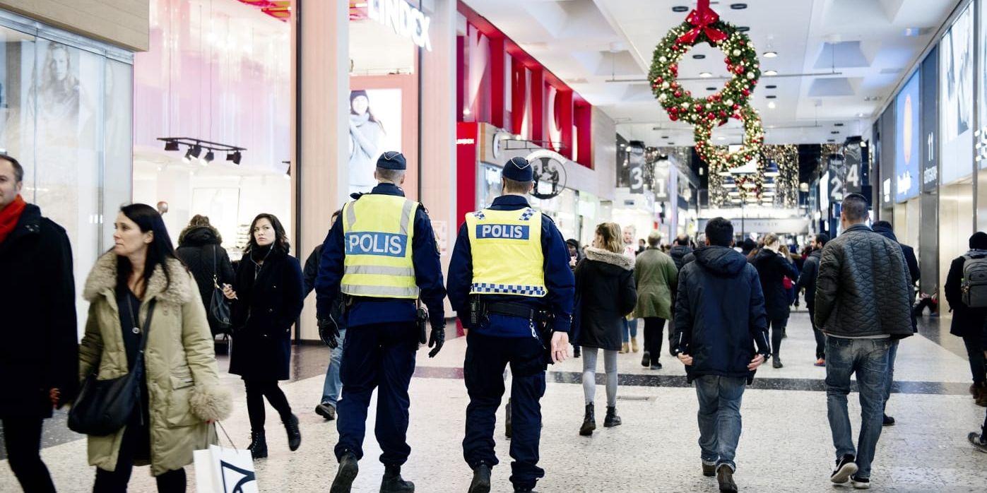Fler poliser under julhandeln i Nordstan.
