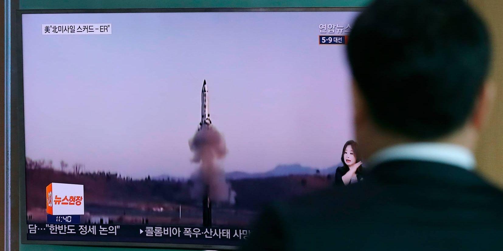En sydkoreansk man tittar på ett nyhetsinslag som visar ett nordkoreanskt robottest tidigare i år. Arkivbild.