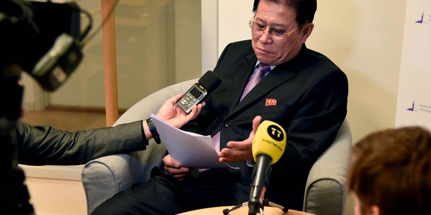 I handen har Nordkoreas ambassadör Yong Dok Kang papper med förberedda svar. Inga avvikelser från manuskriptet förekommer.