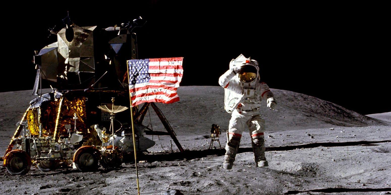 John Young hälsar från månen i april 1972. Fotot är taget vid Apollo 16:s landningsplats Descartes. Arkivbild