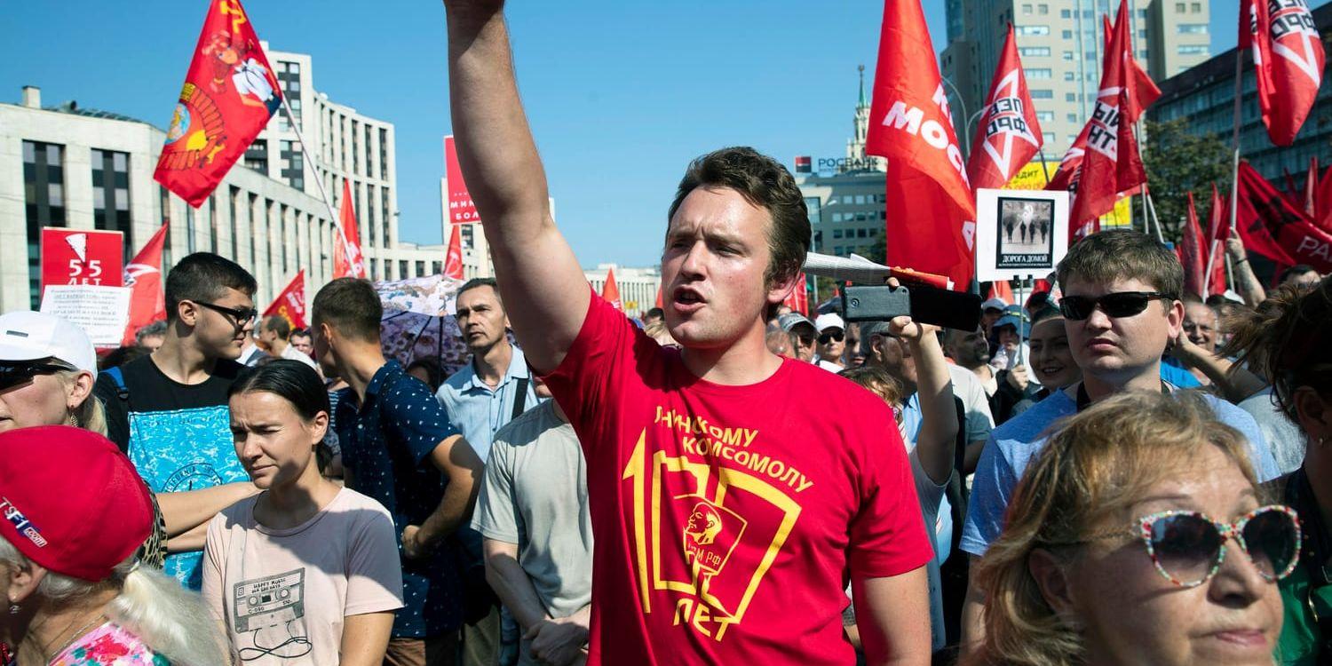Minst 6 000 personer deltog enligt polisen i Kommunistpartiets demonstration i Moskva mot den ryska regeringens planer på en höjning av pensionsåldern.