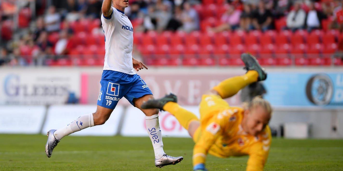 Norrköpings forward Sebastian Andersson jublar efter Kalmars självmål.