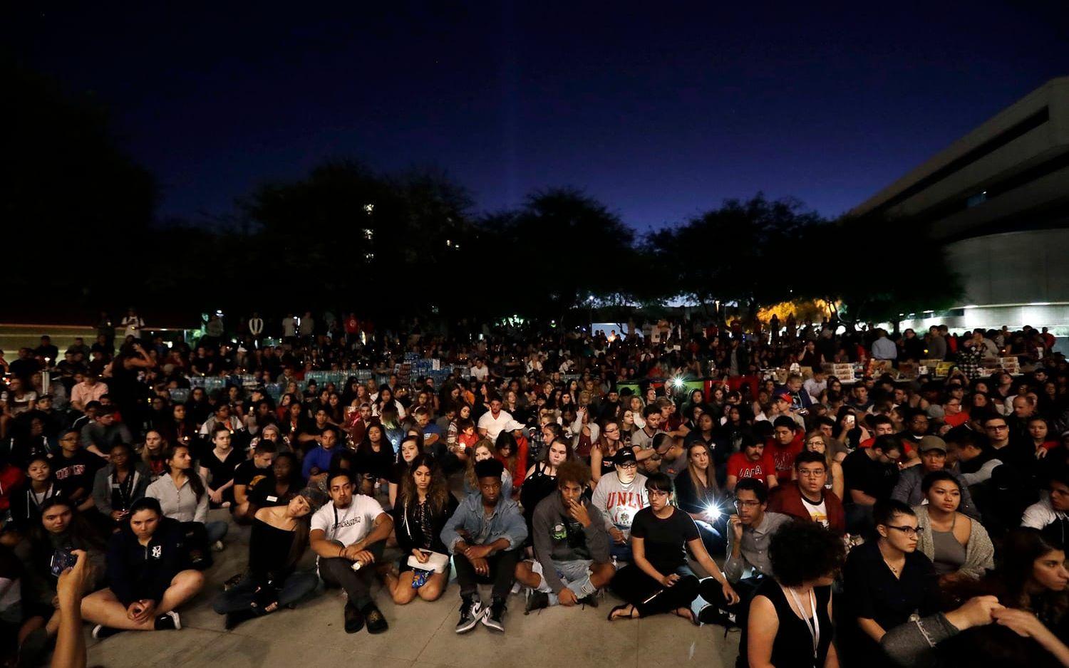 Students från University of Nevada Las Vegas höll en minnesstund på måndagkvällen lokal tid. FOTO: AP
