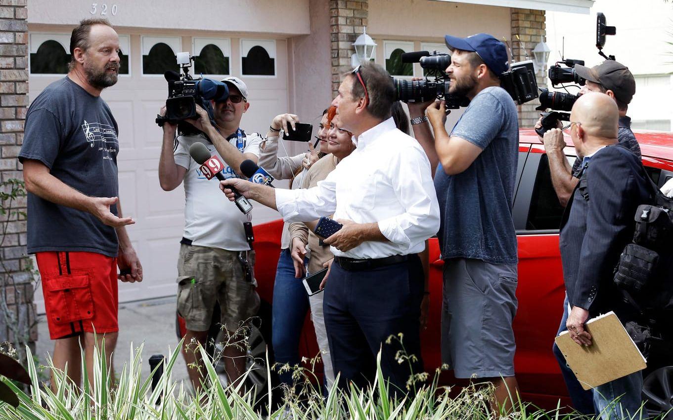 Eric Paddock, broder till den misstänkte massmördaren, intervjuas utanför sitt hem. FOTO: AP
