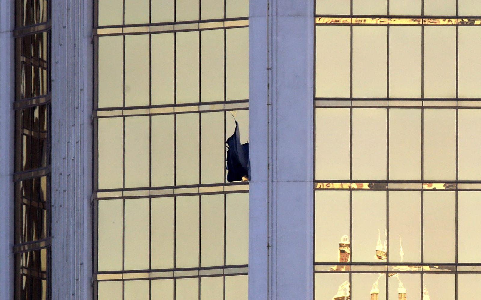 Ett av de utslagna fönster som massmördaren sköt igenom. FOTO: AP

