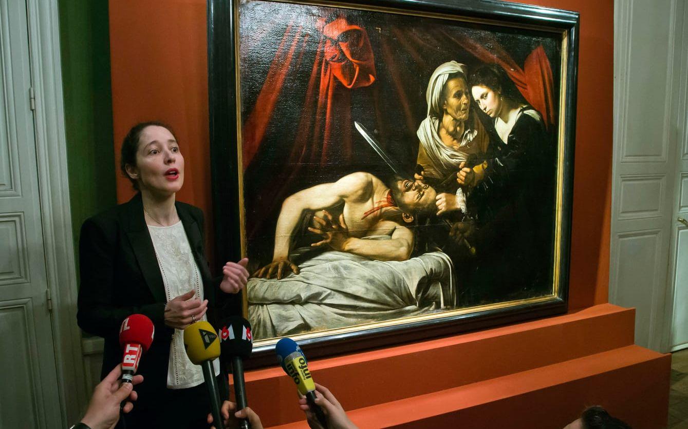 Den franska konstexperten Julie Ducher pratar med meia. I Bakgrunden syns tavlan som påstås vara av Caravaggio.