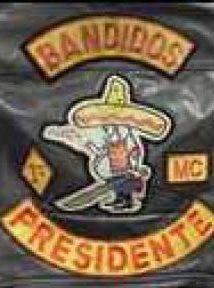 Vilken roll man har i Bandidos visas genom märken på västen. I Bandidos har följande personer märken som signalerar deras ställning i klubben. Här är en väst som tillhör en president. Foto: Polisen