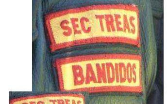 Vilken roll man har i Bandidos visas genom märken på västen. I Bandidos har följande personer märken som signalerar deras ställning i klubben. Här är en väst som tillhör en kassör. Foto: Polisen