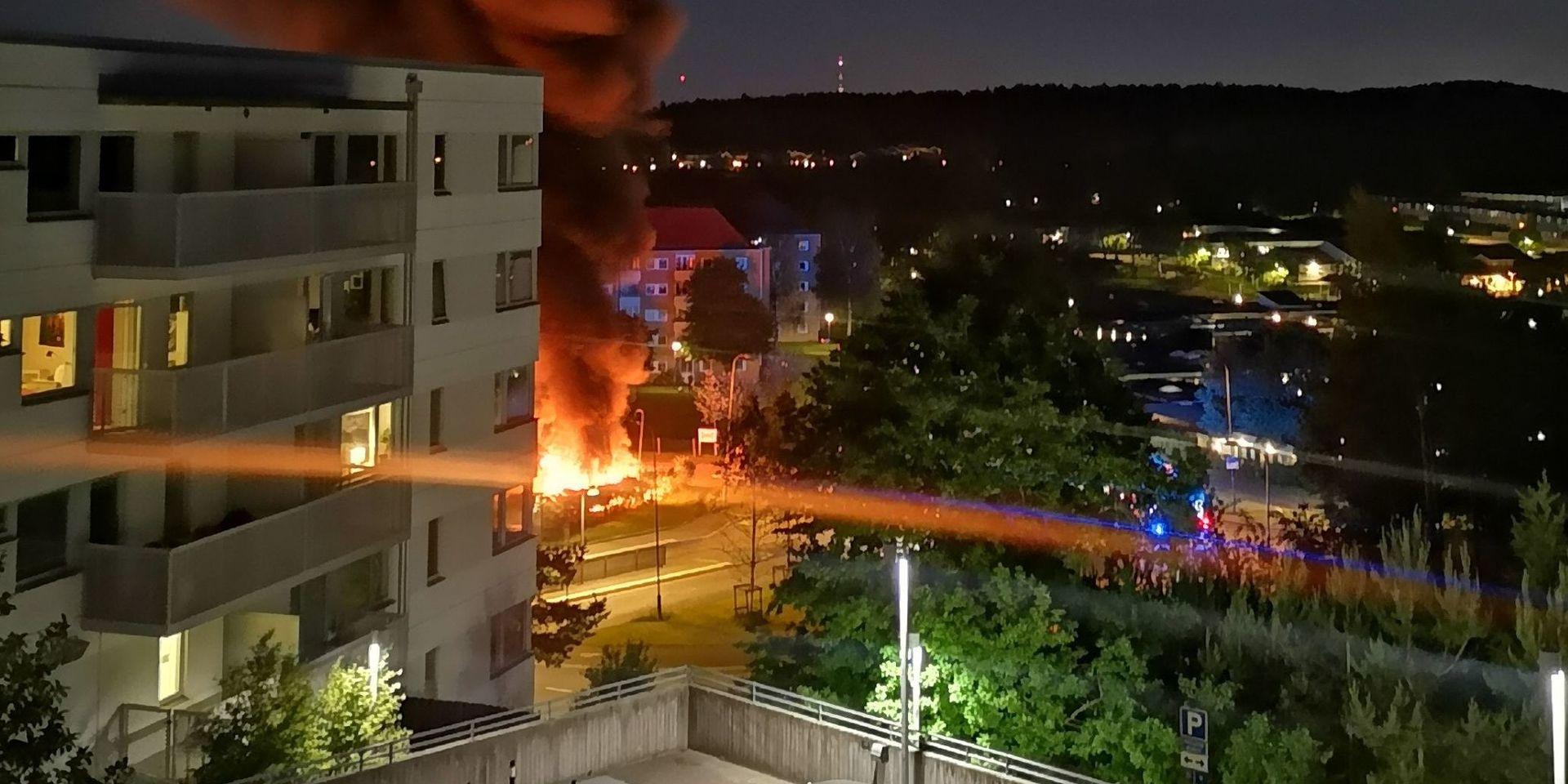 Polisen och räddningstjänst fick rycka ut till flera platser på Hisingen där bilar satts i brand.