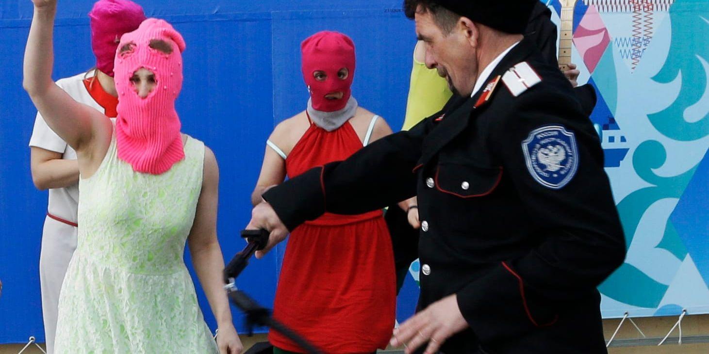 Medlemmar i Pussy Riot angreps av kosacker, som fungerar som en paramilitärstyrka, under en aktion vid vinter-OS o Sotji 2014. Arkivbild.