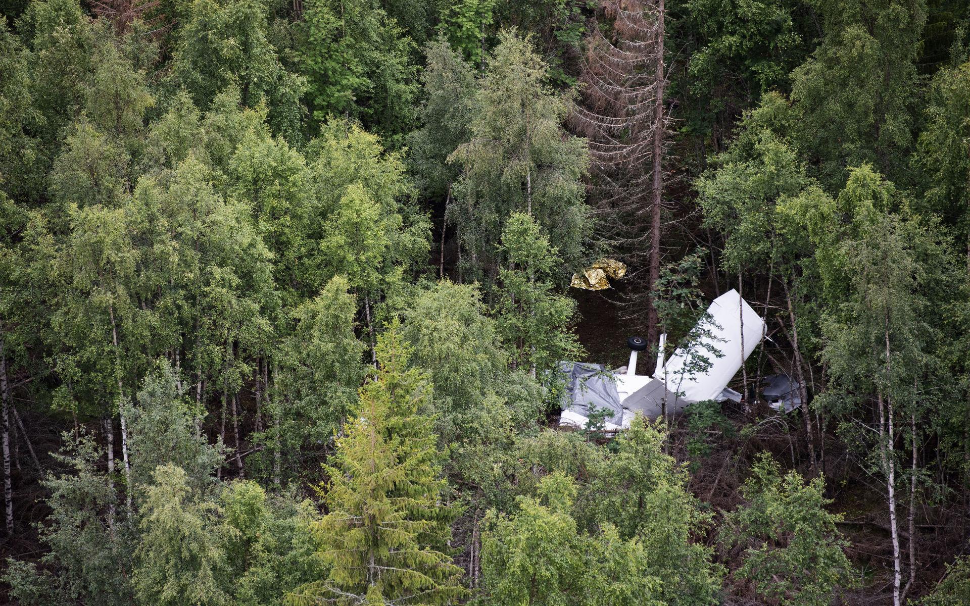Resterna av flygplanet på Storsandskär dagen efter den flygolycka där nio personer omkom.