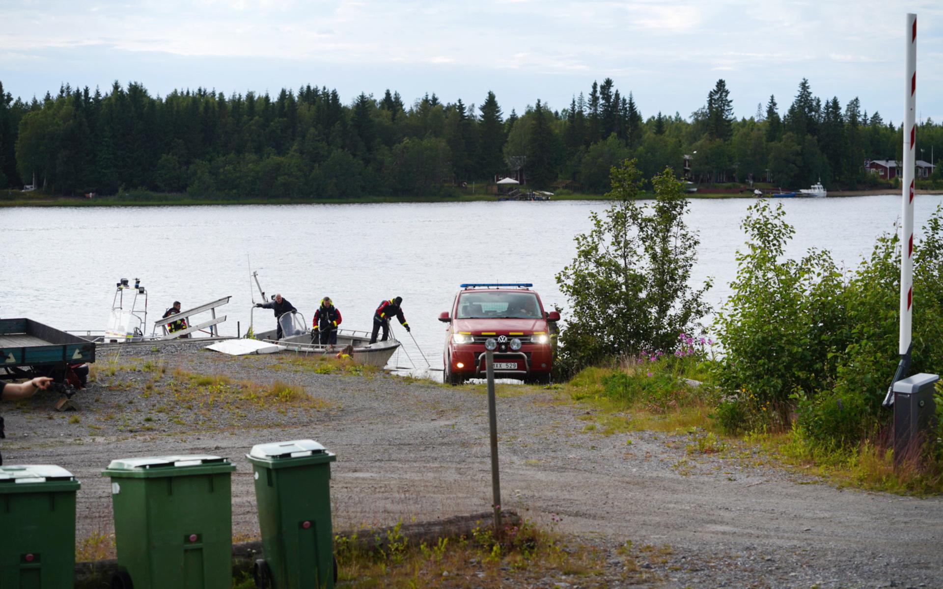 Räddningstjänsten kommer in med båt och vrakdelar till hamnen i Södra Bergsboda i närheten av olycksplatsen vid Storsandskär, Umeälven utanför Umeå där ett mindre sportflygplan med nio personer ombord har kraschat.