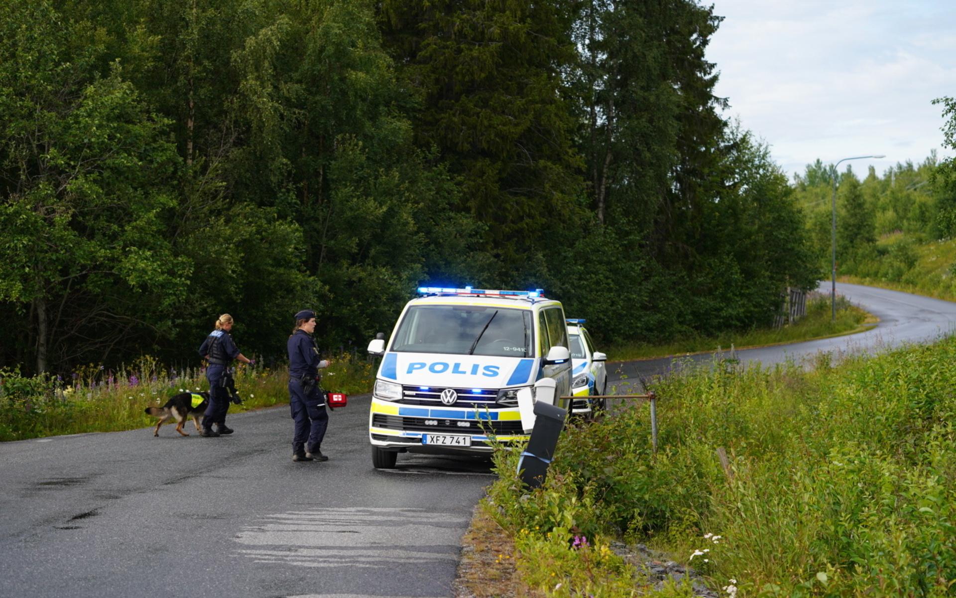 Polisens avspärrningar vid hamnen i Södra Bergsboda i närheten av olycksplatsen vid Storsandskär.