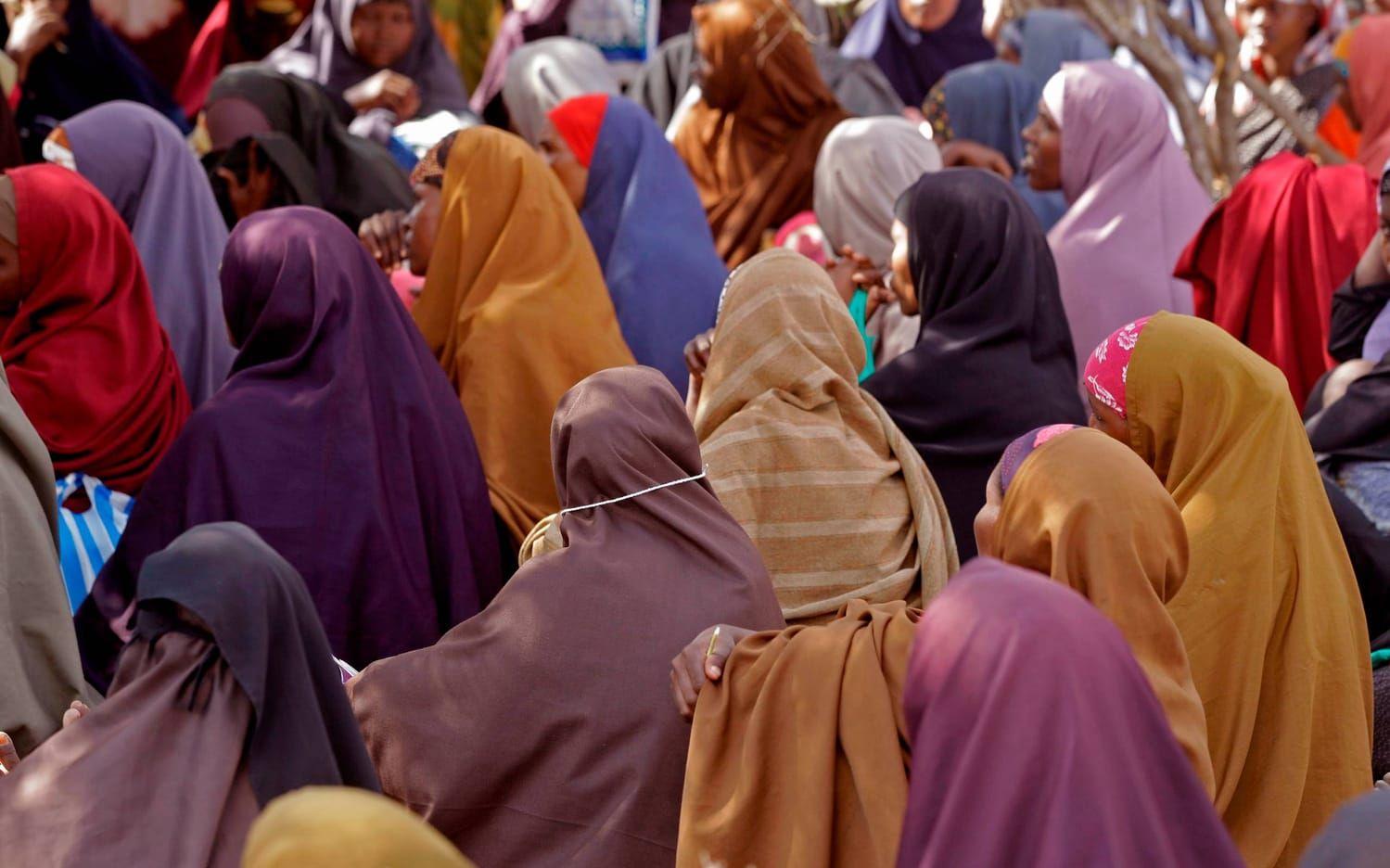 Ingreppet ingår i gamla traditioner. I Somalia könsstympas exempelvis hela 98 procent av kvinnorna trots att det är olagligt.