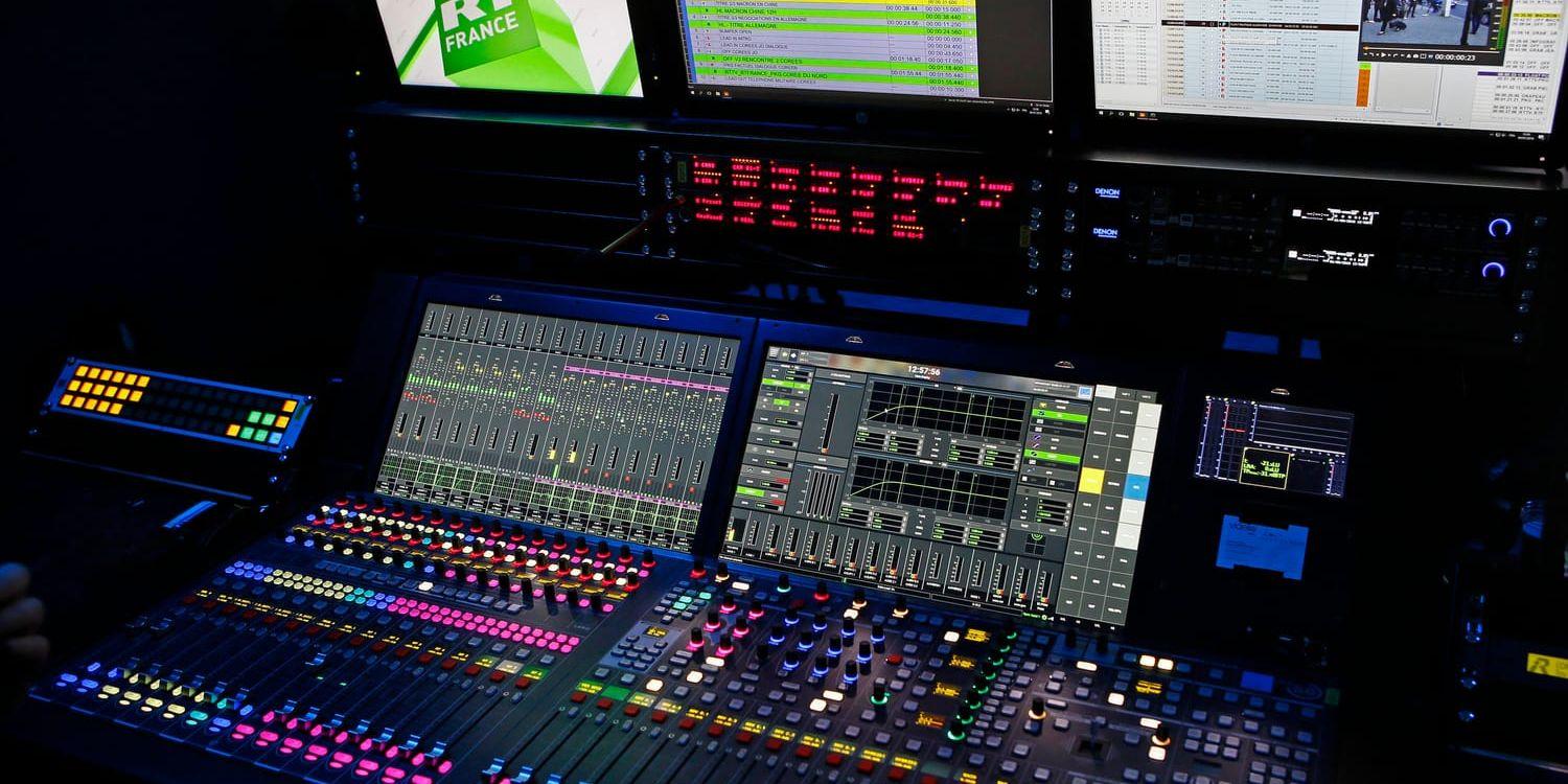 Ett mixerbord i RT:s studio i Frankrike. Arkivbild.