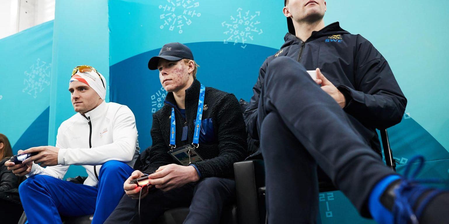 Freestyleåkaren Walter Wallberg, till vänster, i Tv-spelsrummet där alla OS-deltagare möts i Olympic village inför vinter-OS i Pyeongchang, Sydkorea.
