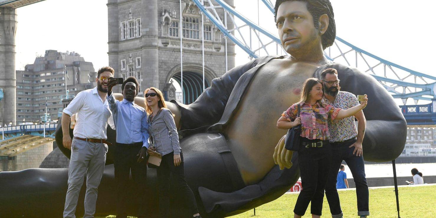 25-årsjubileet av "Jurassic park" firas med en staty över Jeff Goldblums karaktär Dr Ian Malcolm i London.