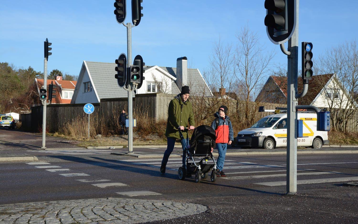 Pär Fogelin är rädd att någon olycka kommer att hända om inte hastigheten sänks vid övergångsstället i Ytterby. Bilen som stannat vid trafikljuset har inget med artikeln att göra. Bild: Karina Hansson