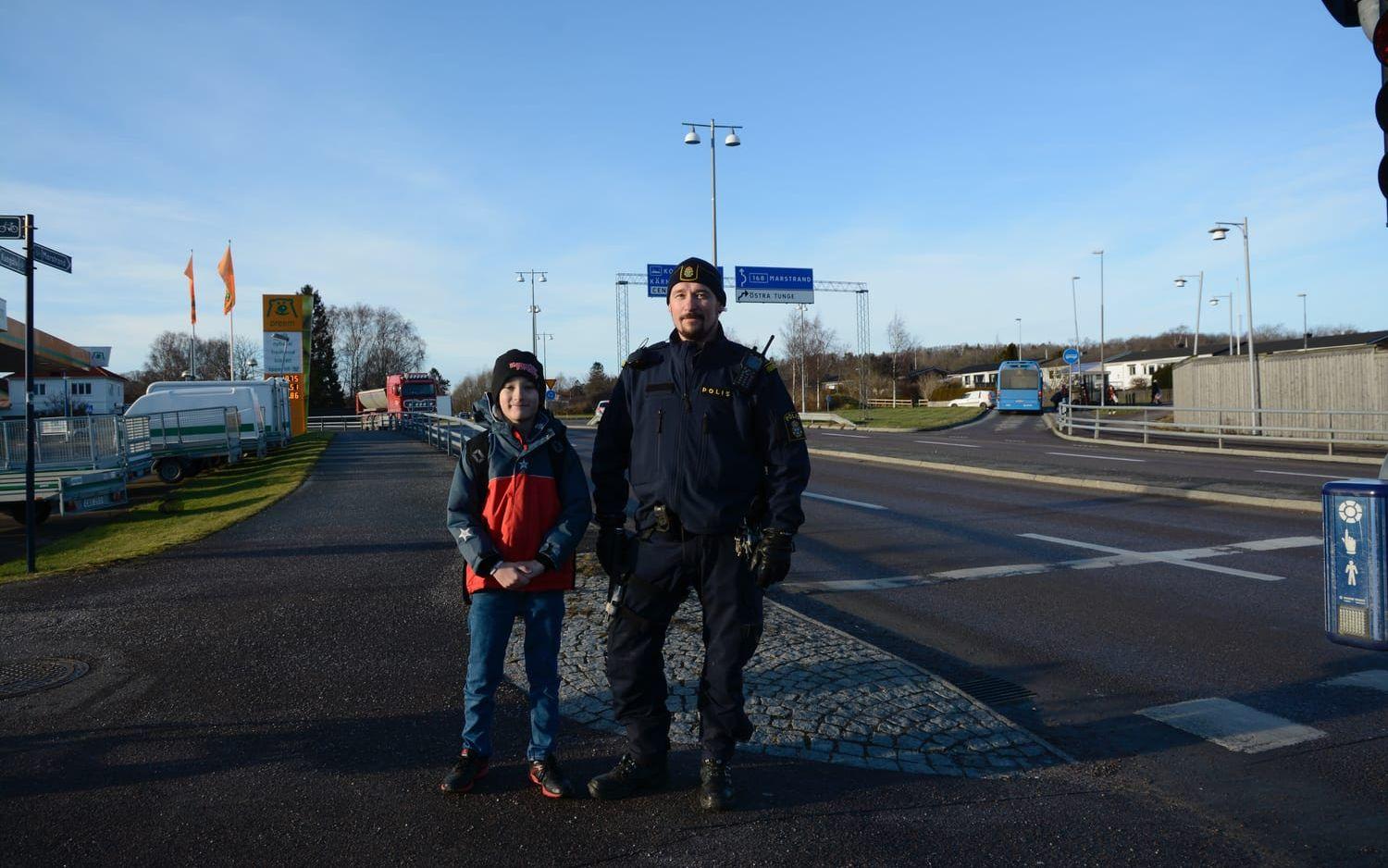 Polisinspektören Joakim Morin och hans kollegor var på plats vid rödljuset och hade tagit en bilist som kört mot rött. Bild: Karina Hansson