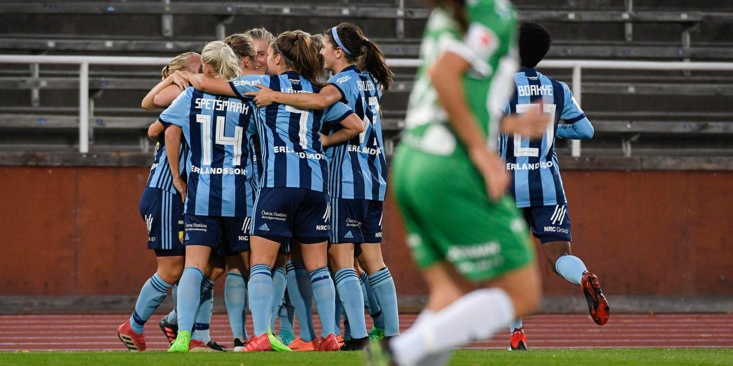 Djurgårdens spelare jublar efter Mia Jalkeruds 1–0-mål under onsdagens fotbollsmatch i damallsvenskan mellan Djurgården och Hammarby.