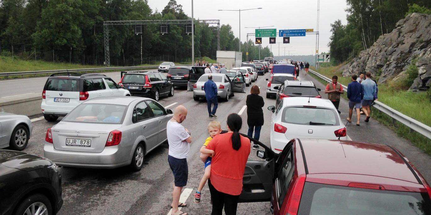 Lastbilsolyckan på Södertäljebron på midsommarafton kommer att ställa till med problem i trafiken i minst två veckor.