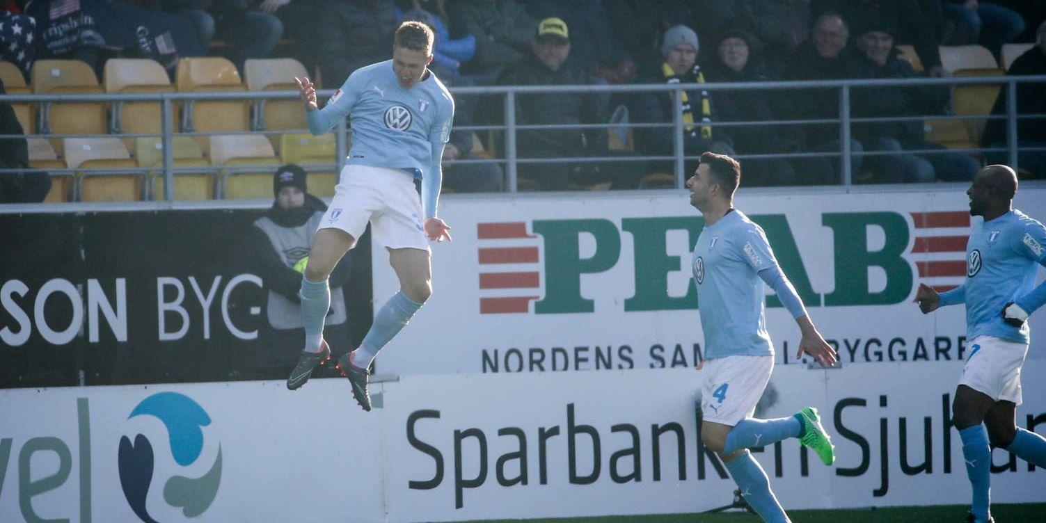Malmös Mattias Svanberg (tv) jublar efter sitt 1–0-mål.