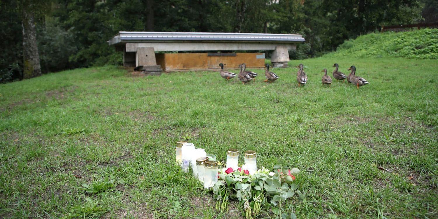 Ljus och blommor vid platsen där den hemlöse mannen från Rumänien mördades i början av augusti.