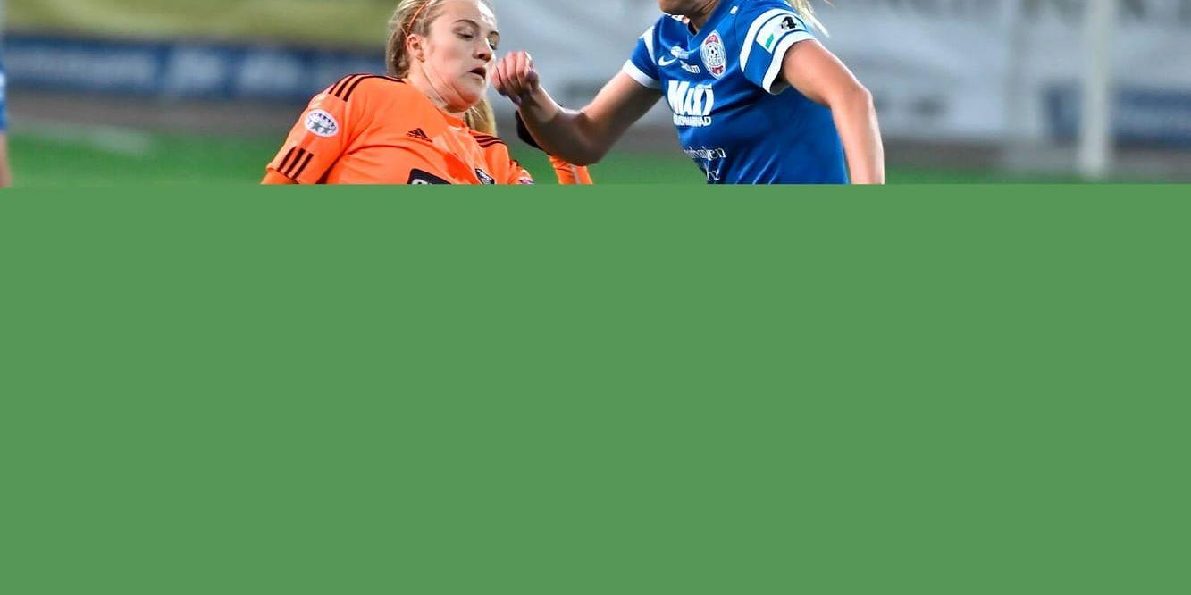 Fiona Brown (orange) värvades från Glasgow Rangers till Eskilstuna i vintras. Här i kamp med Eskilstunas Petra Andersson. Arkivbild.