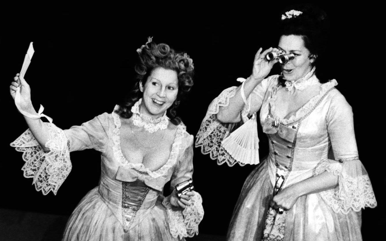 Operasångerskorna Kjerstin Dellert (t.v.) och  Elisabeth Söderström under festsoarén för kung Carl Gustaf och Silvia inför bröllopet. (1976).