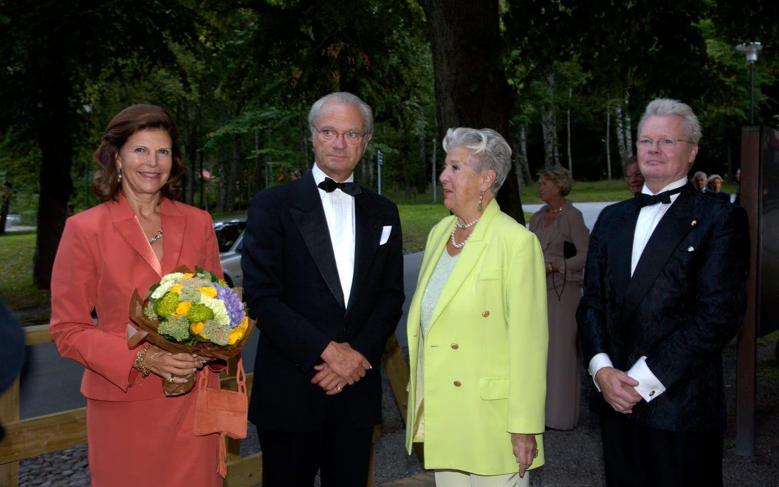 Kungaparet drottning Silvia och kung Carl Gustaf anländer tillsammans med sångerskan Kjerstin Dellert och hennes man Nils-Åke Häggbom till Confidencen vid Ulriksdals slott där Gösta Winbergh Award 2006 ska delas ut. 