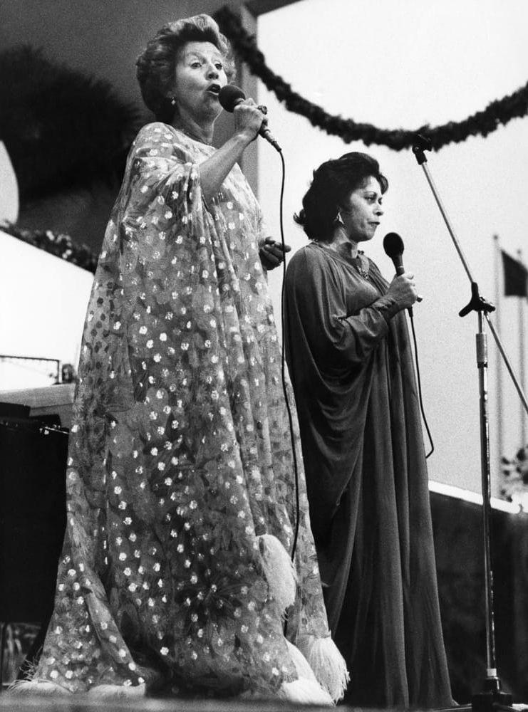 Operasångerskorna Kjerstin Dellert (t.v.) och Elisabeth Söderström uppträder på Gröna Lund (1979).