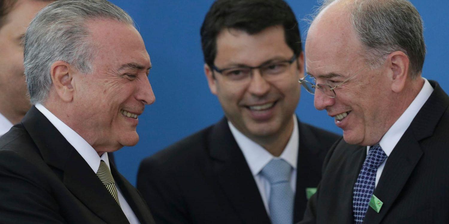 Brasiliens president Michel Temer, till vänster, och den statliga oljejätten Petrobras nu avgångne vd Pedro Parente. Arkivbild.