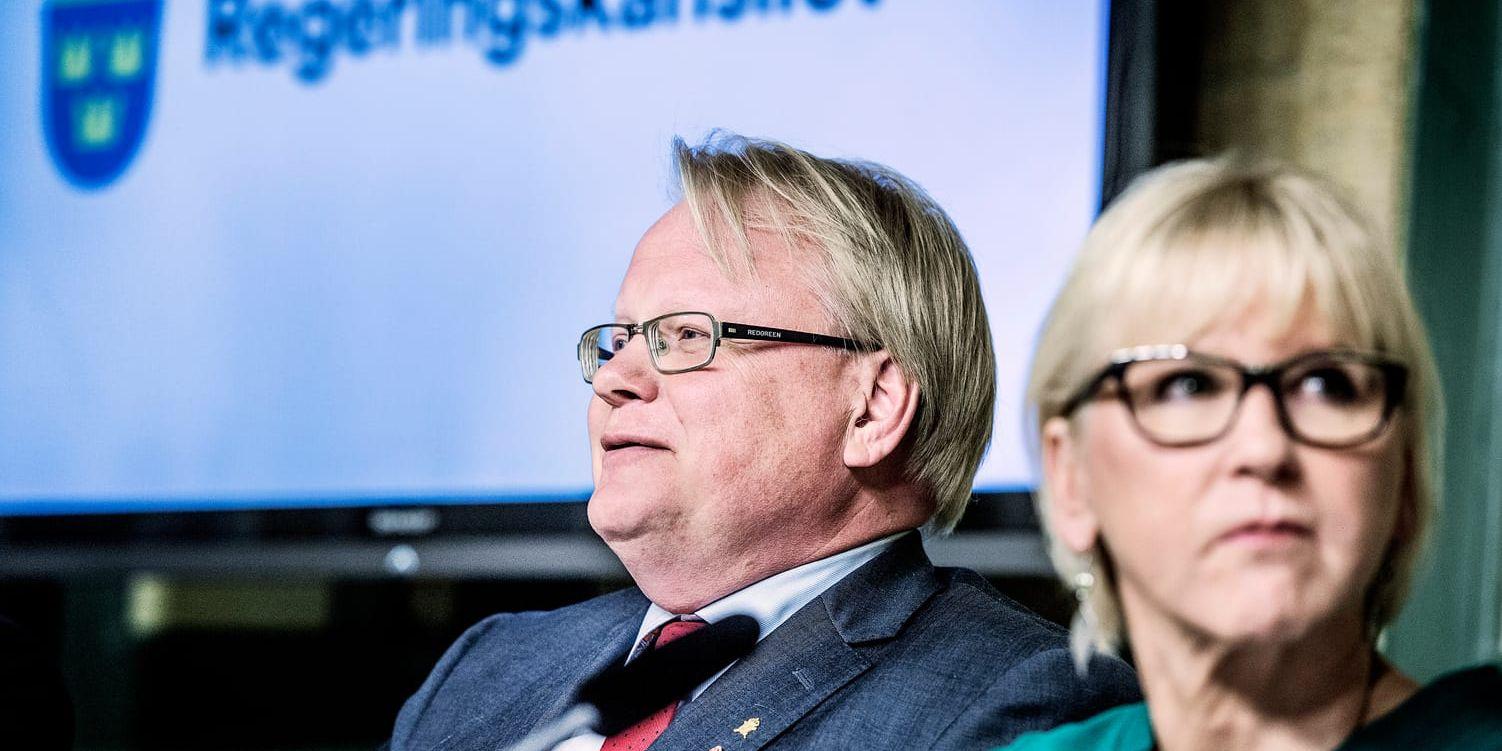 Olika. Försvarsminister Peter Hultqvist (S) och utrikesminister Margot Wallström (S) förefaller ha olika tolkningar av Sveriges säkerhetspolitiska läge.