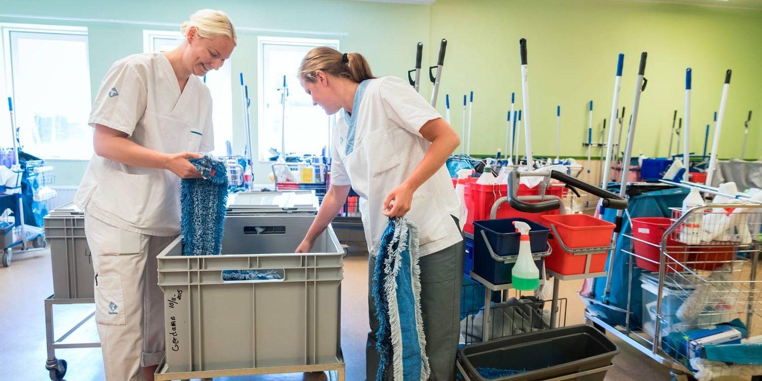 Evelina Marklund och Gabriella Markström tar rätt på tvättade städtrasor.