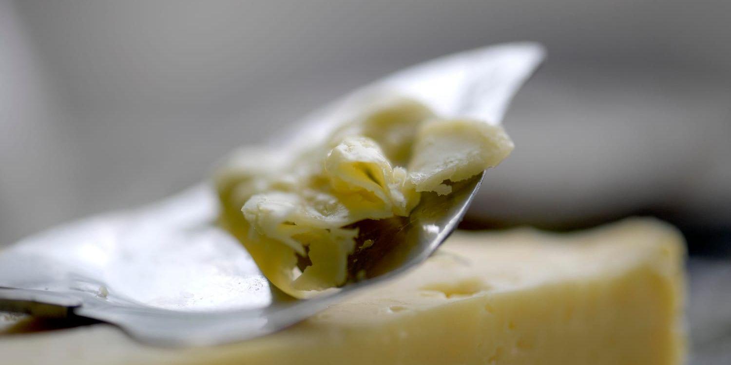 Arla återkallar färdigskivad ost som kan innehålla små, hårda bitar av plast. Arkivbild.