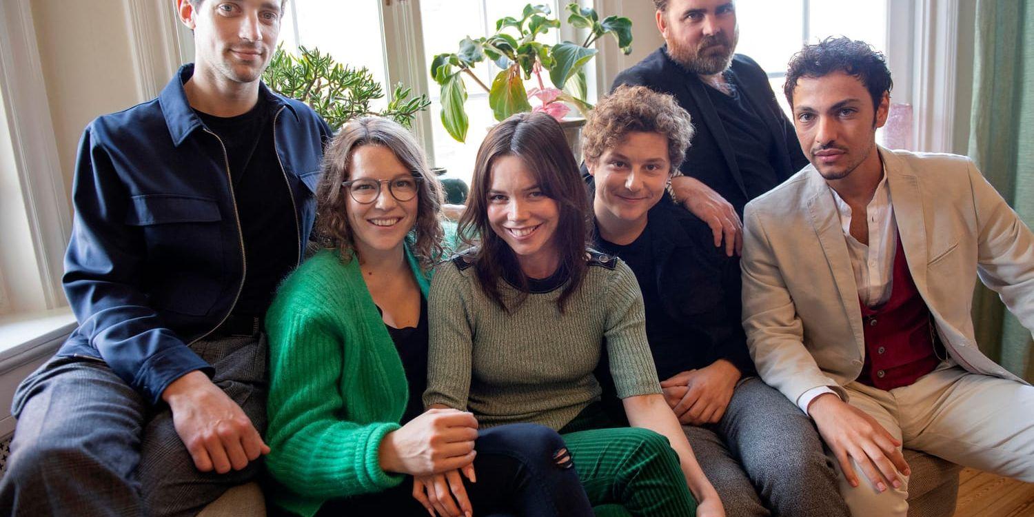 I den andra säsongen av SVT-serien "Vår tid är nu" syns både nya och gamla ansikten: Adam Lundgren, Josefin Neldén, Hedda Stiernstedt, Charlie Gustafsson, Mattias Nordkvist och Simone Coppo.
