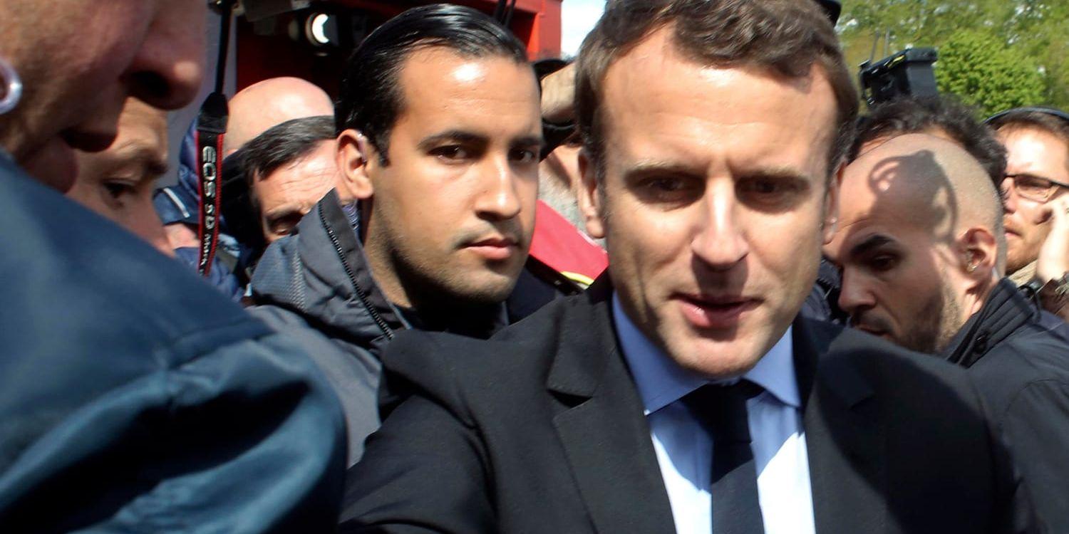 Frankrikes president Emmanuel Macron och hans tidigare livvakt Alexandre Benalla (till vänster i bakgrunden). Bilden är från april 2017, då Macron ännu var presidentkandidat. Arkivbild.