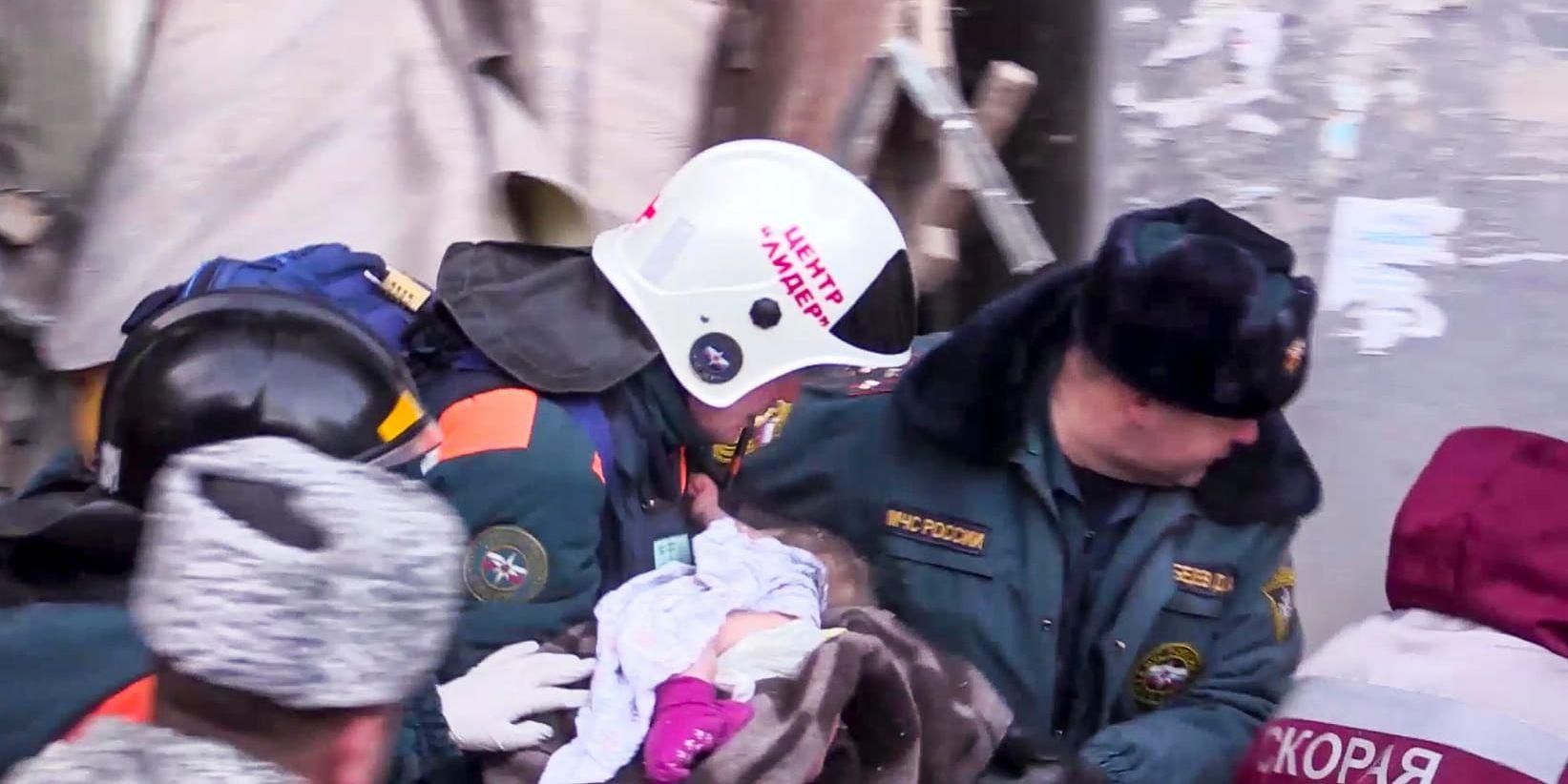 Ett tio månader gammalt barn har räddats ur rasmassorna, rapporterar ryska medier på tisdagen.