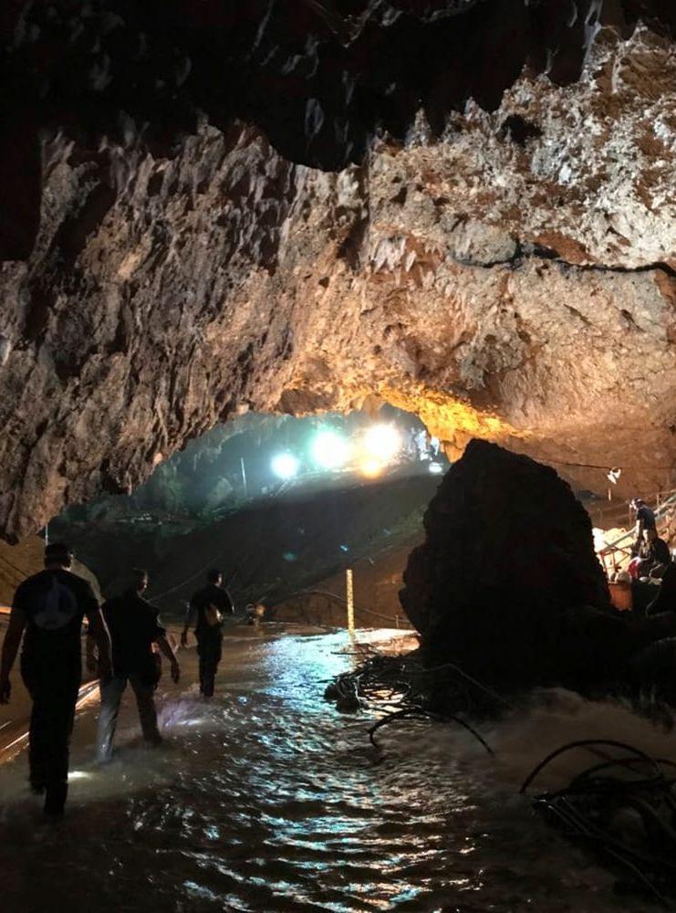 Bildspel med bilder från räddningsaktionen i grottorna. Bläddra för att se fler bilder. 