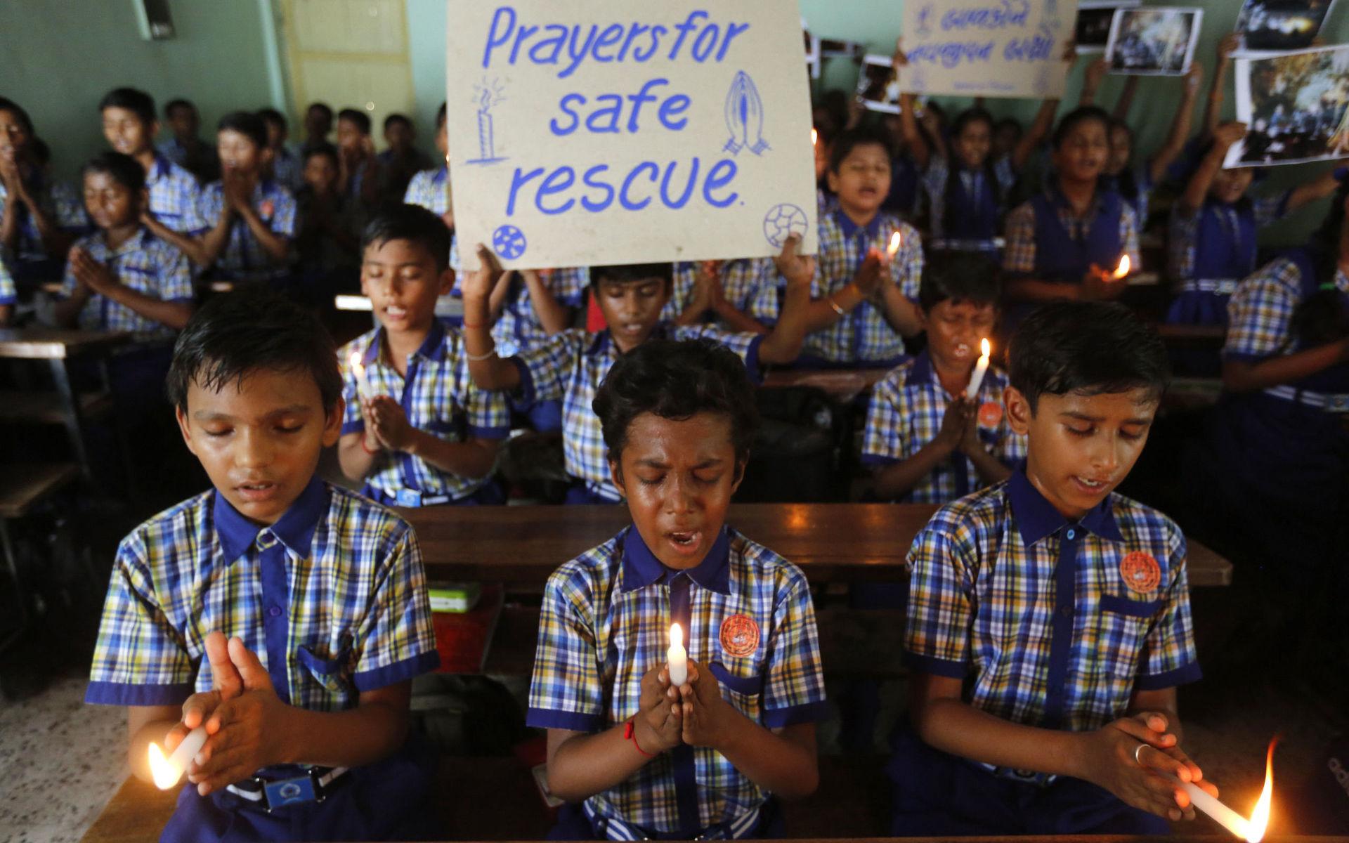Pojkarna i grottorna har engagerat hela världen, här ber några skolelever i Ahmadabad, Indien, för pojkarna och tränaren.